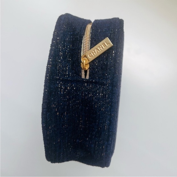 💎 CHANEL Makeup Pouch - Picture 9 of 11